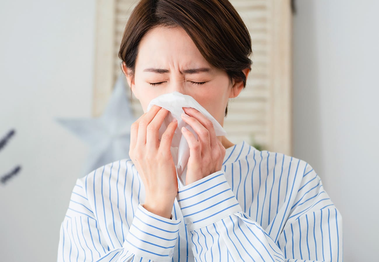 鼻をかむ女性