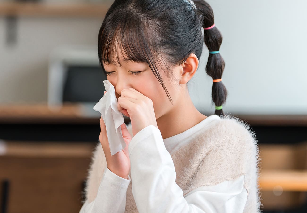 鼻をかむ子供