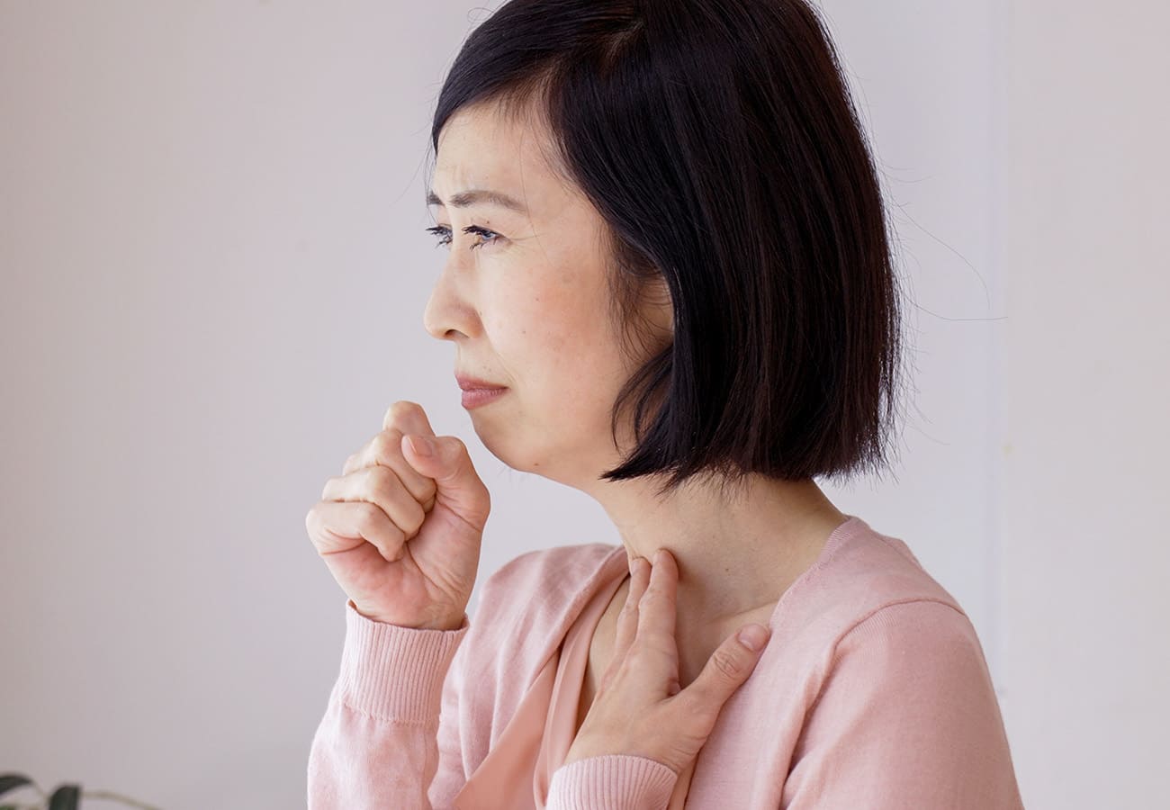 喉に違和感のある女性