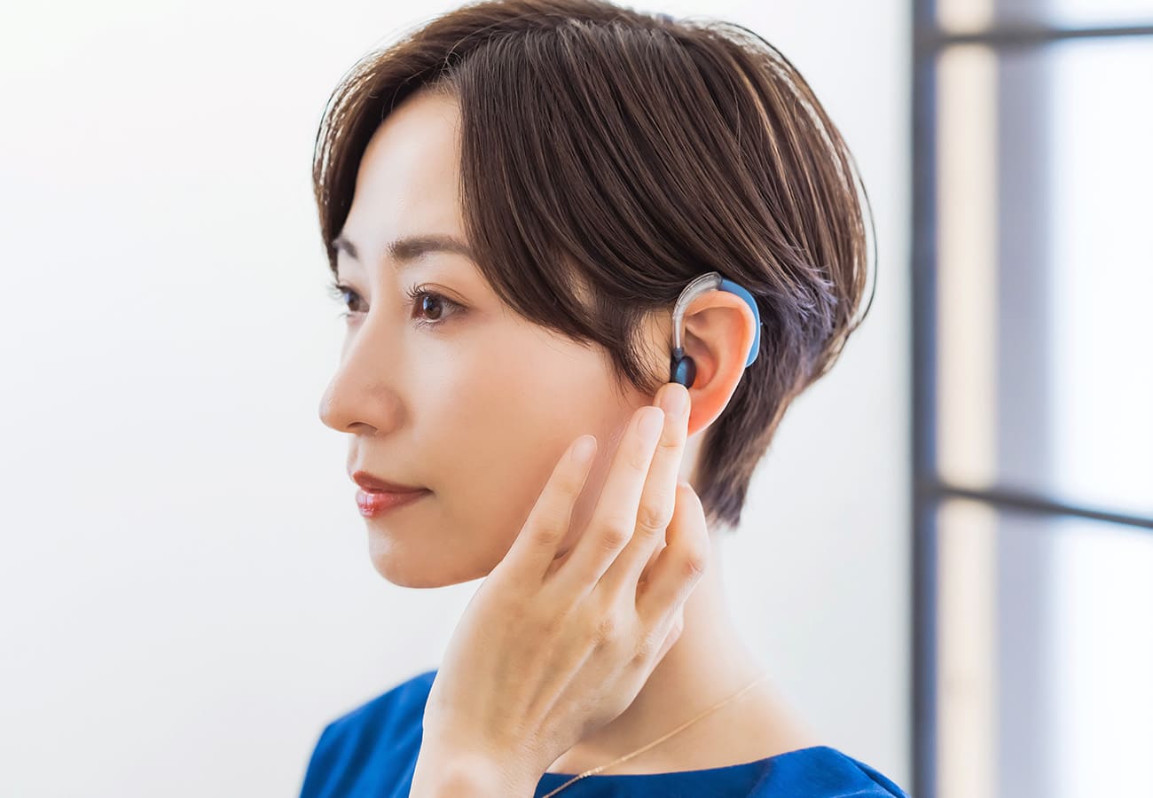 補聴器を付けた女性