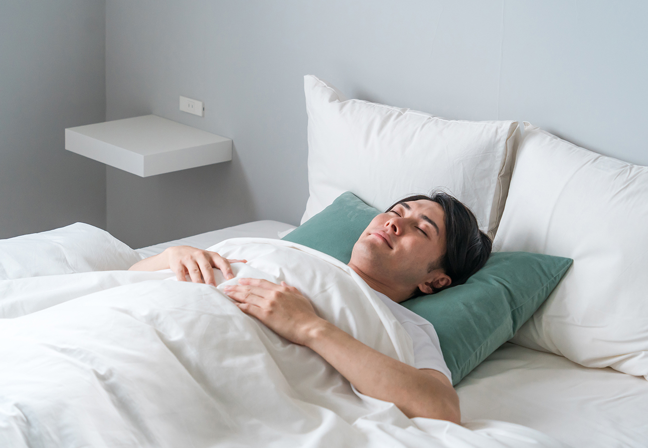眠っている男性